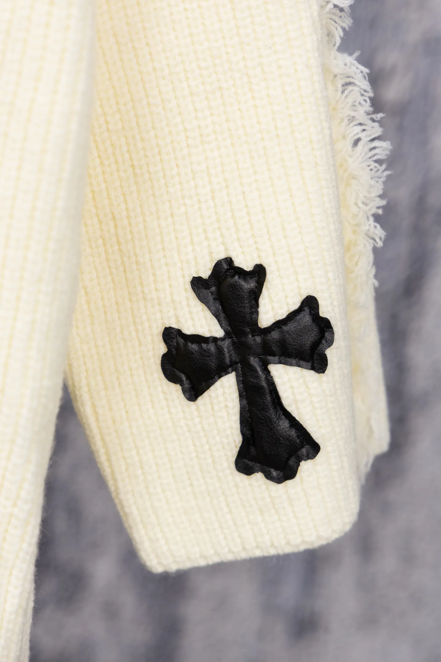P280 Chrome Hearts CH Chrome Hearts 2026 new style, super heavy-duty Chrome Hearts large sweater with a cross atmosphere, thick stitched round neck patchwork sweater, soft and comfortable fabric, no skin-pricking feeling, loose, comfortable and stylish, warm and high-end to wear, the appearance can easily beat all versions on the market, you will definitely not be able to put it down when you get the real thing, the skin-to-skin feeling is very real! The iconic brand logo decoration on the chest, the pattern is detailed and clear, the craftsmanship is exquisite and perfect, exuding temperament, charm and luxury, and the fashionable atmosphere is overwhelming! A super versatile and durable knitted sweater, the upper body is very fashionable and age-reducing. It is perfect regardless of age or gender. It can be easily controlled by any figure. It is very eye-catching whether worn alone or layered, making you easily become the focus of the crowd! Color: White Size: M L XL